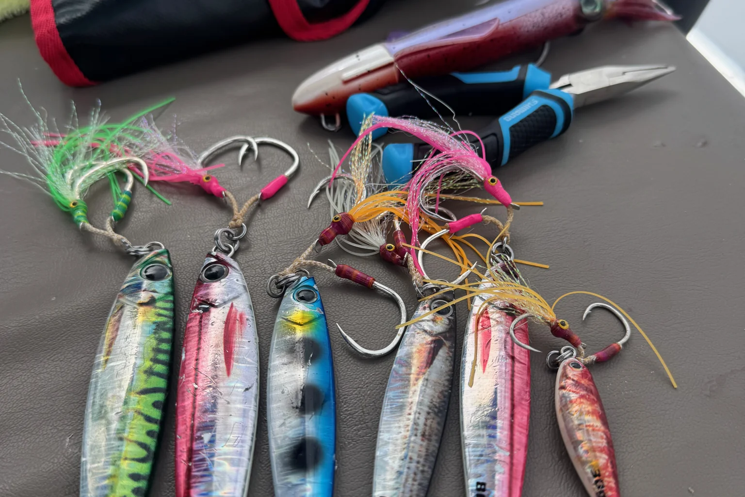 Jig, pinze e attrezzatura da pesca su un piano di lavoro