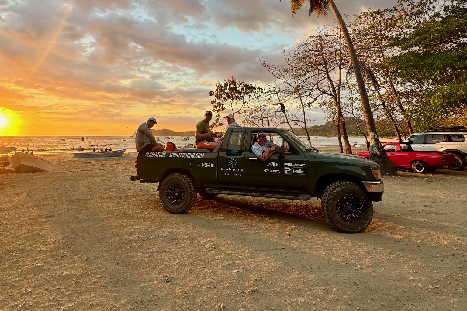 Pick-up Gladiator sulla spiaggia al tramonto