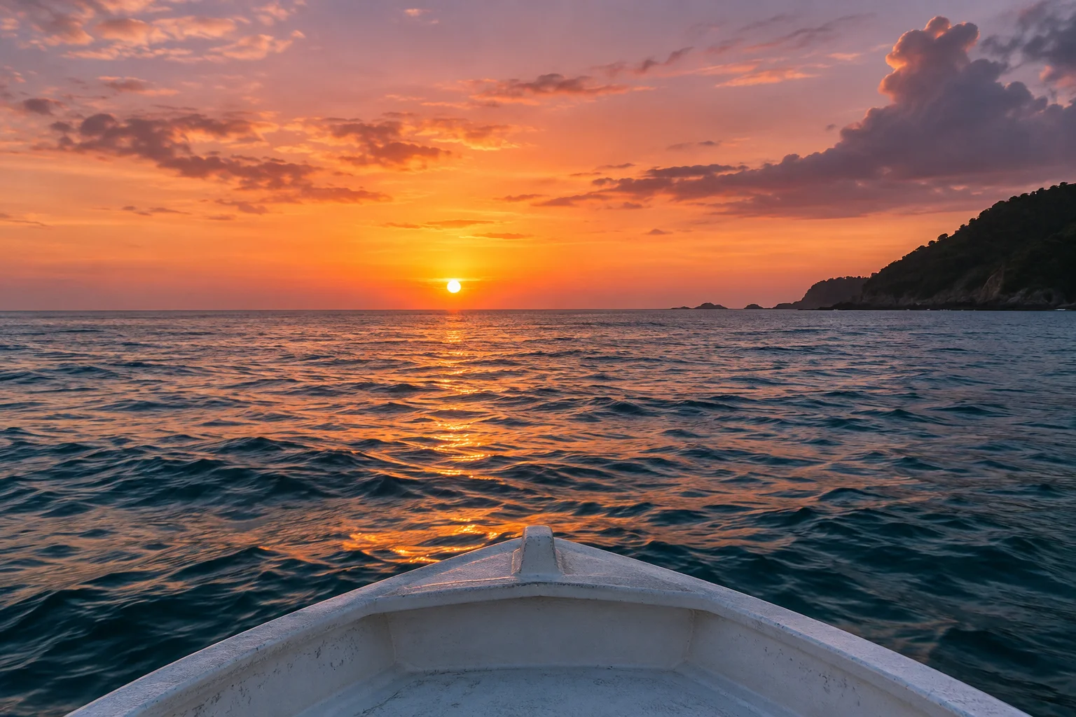 Tramonto sul Pacifico dalla prua di una piccola barca